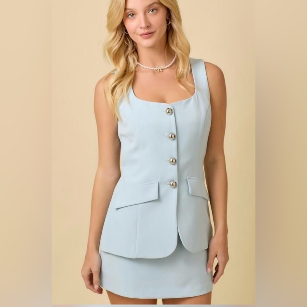 NWT SIZE M CUTEST Light Blue Sleeveless Button-Up “Suit” (shorts under skirt)
